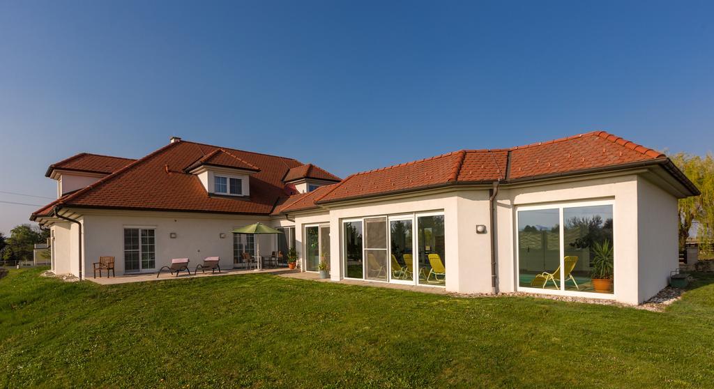 Gästehaus Wutschitz Antau Exterior foto